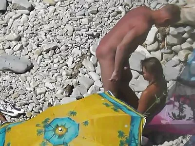 Une ado maigre baise culotte xxx avec son amant devant la caméra.