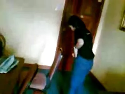 Le mari écarte les jambes des bas de sa femme et filme candid video sexe culotte home