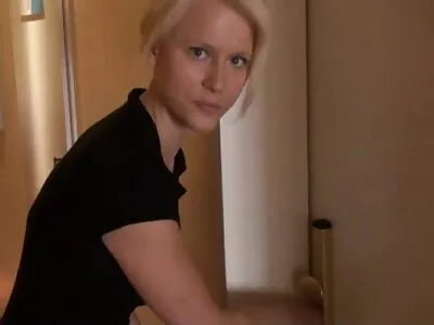 Un mec surprend sa soeur en train de se masturber et écarte les cuisses filmé porno russe fait couche culotte porn maison