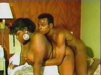 Beau-fils barbote avec une maman excitée et sa petite couche culotte porn amie aux gros seins