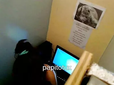 Pizza Girl baise culottes porno deux vilaines dames qui s'embrassent en gangbang