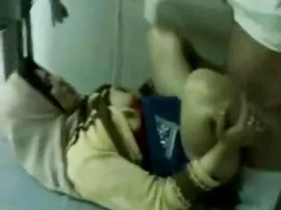 Une fille rousse avec une copine lesbienne invite un mec culotte xxx à un spectacle érotique dans la chambre