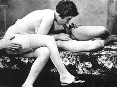 Un groupe de mecs a décidé couche culotte porno d'embrasser une brune aux gros seins et de lui donner un orgasme