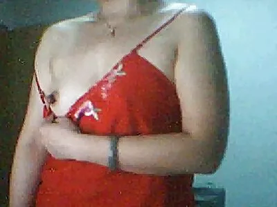 Blonde en position cancer écarte ses jambes fines pour la chatte et l'orgasme video sex culotte