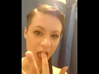 Une brune en culotte lors d'un rendez-vous saute sur la bite d'un mec pornoculotte et jouit