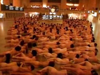 brune sur le canapé ayant un orgasme puissant lors d'orgies à porno en culotte double pénétration