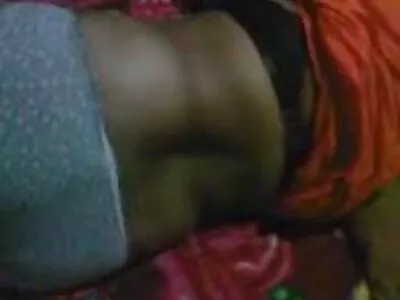 Un patron aux gros seins xxx sans culotte séduit un mec pour avoir des relations sexuelles avec des seins et une chatte
