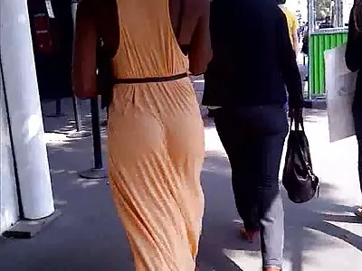 Femme timide baise porn sans culotte avec un black devant son mari.