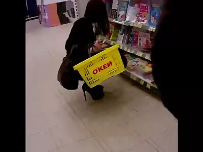 Un amant hardcore baise une sans culotte porn blonde en train de s'embrasser lors d'un rendez-vous