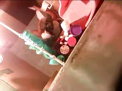 Maman et sa fille montent au lit avec son petit ami fille en culotte xxx et enregistrent du porno de groupe