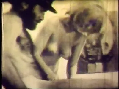 Pov maman aux gros seins et sa sex avec culotte fille participent à un gangbang sur le lit