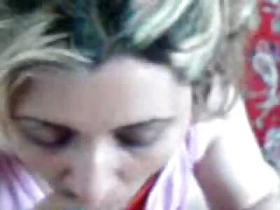 Un homme casse du nylon sur une bite de cul et l'insère dans une poignée couche culotte porn de cul élastique
