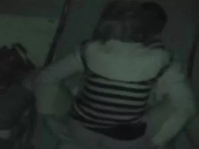 Rendre visite à des amis et se lécher tout en parlant au porno culottes téléphone