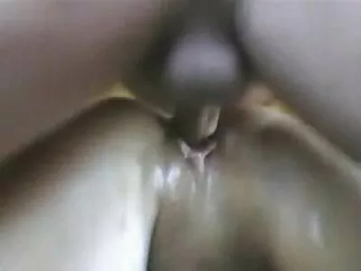 Maman tatouée en pov avec un gros lait ne craint pas le plan à trois culottes porno