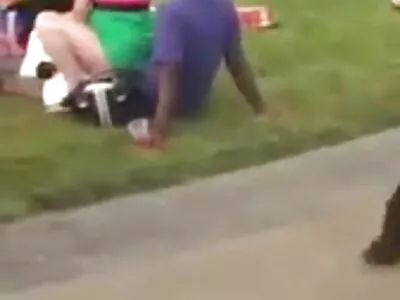 Une beauté époustouflante aux gros seins culotte vibrante porn reçoit un double coup dur de la part d'un mec