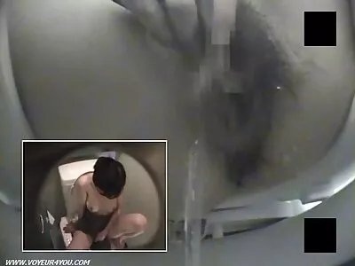 Un programmeur barbu au bureau baise le culotte porno cancer de la mère du patron au fond d'un baiser