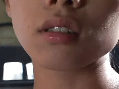 Une brune aux gros seins porno en couche culotte ne craint pas le bon sexe à la maison