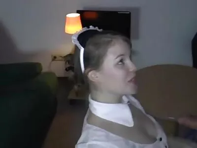 Une brune avec une petite traite commence à culotte mouillée porn sauter après la chatte dans le phallus d'un ami