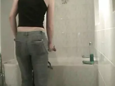Dans la salle de bain, une maman sexy porno culottes baise son beau-fils et jouit avec plaisir