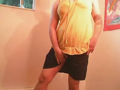 Des lesbiennes culotte sale porno chaudes essaient de se faire baiser en gangbang