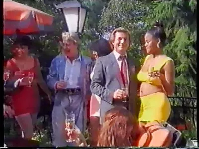 Deux jeunes filles font l'amour à la maison. culotte blanche porno