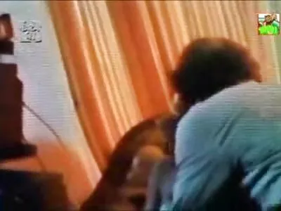 Fille maigre avec double pénétration amenée couche culotte porno à un grand orgasme