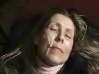 Couple russe baise devant culottes porno la caméra.