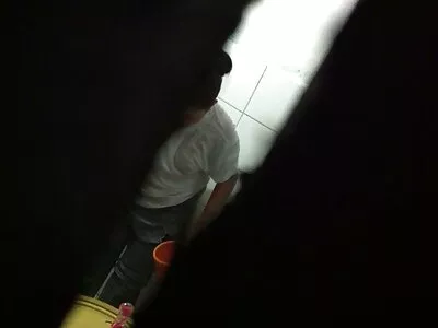 Un mec expérimenté baise deux beautés aux cheveux roux dans un porn petite culotte délicieux baiser sur le pistolet
