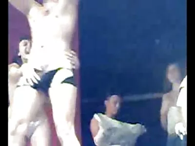 Mec ramasse une maman plantureuse avec un lesbienne sans culotte gros cul au lieu d'une poupée en caoutchouc