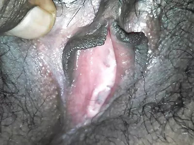 Un mec embrasse un voisin forcé une porno culottes MILF à une fête