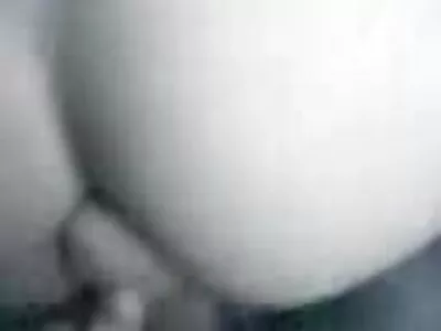 Une blonde russe au gros cul debout obtient un orgasme culotte sale porno pendant un porno à la maison