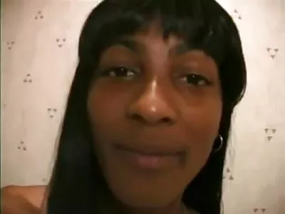 Une génisse rousse caresse la bite de son amant avec sa langue et se masturbe culotte sexy xxx