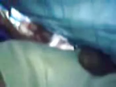 Maman tatouée a une grosse bite d'amant dans le cul. porn couche culotte