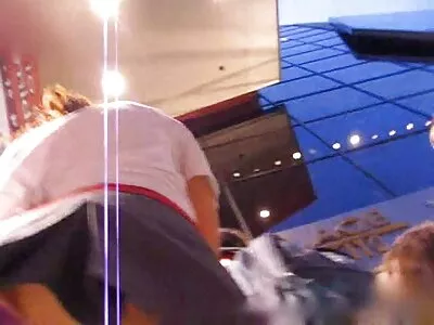 Des lesbiennes tatouées se baisent en s'embrassant culotte sale porn des langues tendres