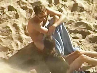 Une fille mince frotte lentement la belle bite de son amie jusqu'à l'orgasme porno couche culotte