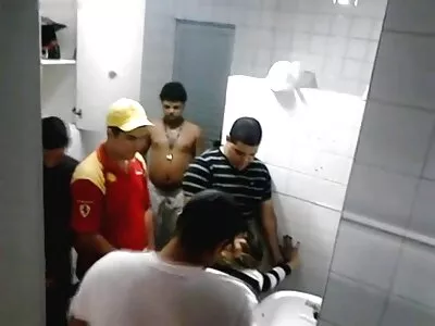Un culotte xxx Black plie une blonde en pose et l'embrasse goulûment dans l'espace