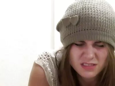 Cancer blond anal dans la chambre prend une sans culotte porn bite élastique en pierre sur le sol