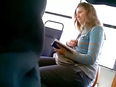 La blonde essaie d'obtenir un beau sex petite culotte baiser et une baise torride devant la caméra.