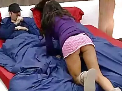 Une brune au pubis poilu embrasse un mec dans une fente culotte sale porn étroite
