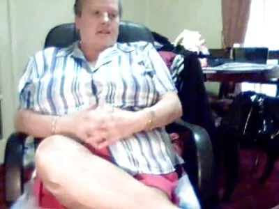 Fille avec un gros cul et des seins aime la maison chaude en position de cancer culotteporno