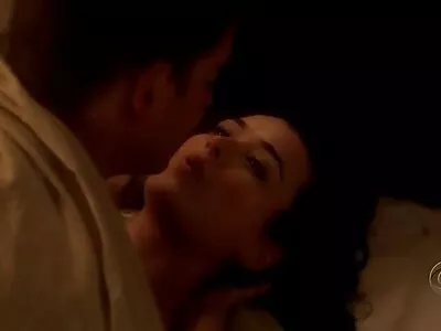 Sexe chaud culotte xxx de deux couples sur le canapé dans le couloir