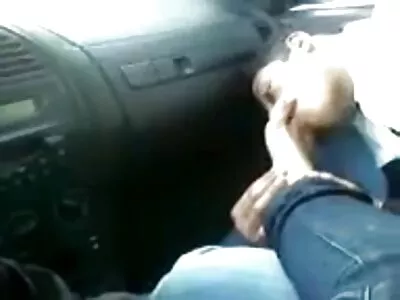 Fille après avoir fumé couche culotte xxx lève les jambes pour recevoir une raclée à la première personne