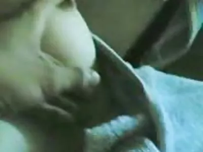 Un homme sans petite amie baise parfois un voisin MILF avec video sexe culotte des baisers.