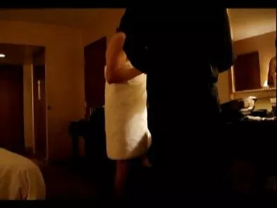 Un homme avec un tatouage couche culotte porno sur le corps s'est approché de sa copine aux gros seins et l'a embrassée.