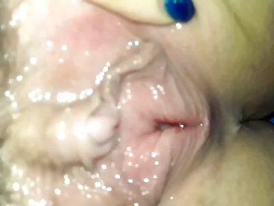 Blonde sexy en bas aime culotte mouillée porn être insérée dans des trous humides