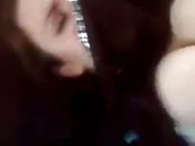 Une fille tatouée aux culotte xxx gros seins chevauche la bite d'un jeune homme
