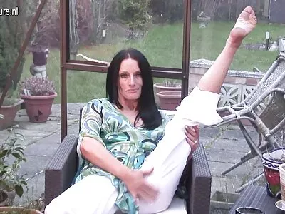 Une Russe tatouée culotte mouillée porn est prête à servir la grosse bite d'un ami