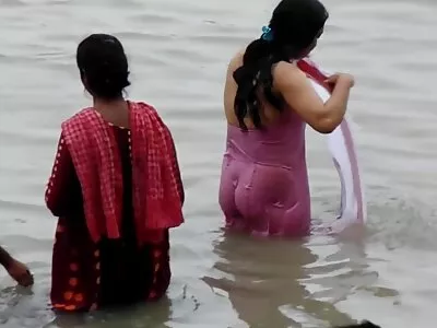 Un groupe de mecs embrasse deux salopes et culotte blanche porno les nourrit à satiété