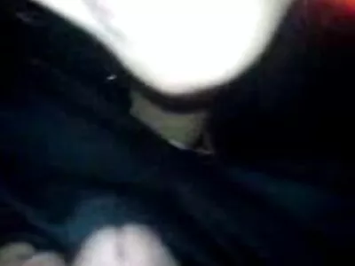 Moderna mujer suce la bite d'un homme porno culot à la peau foncée en bonne santé